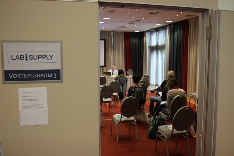 Impressionen der LAB-SUPPLY Berlin 2021In den Vortragsräumen gilt trotzdem ein Sicherheitsabstand zwischen den Plätzen.  Weitere Infos zu den kommenden LAB-SUPPLY-Messen finden Sie auf www.lab-supply.info.  (LABORPRAXIS, Lüttmann)