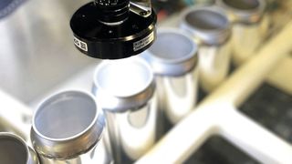 Flächenkameras ermöglichen eine robuste Erkennung von Fehlern an Aluminiumdosen wie Dellen, Beschädigungen oder Unvollkommenheiten an der Dosenoberfläche und verringern so das Risiko von Produktverunreinigungen oder des Auslaufens. (Bild: Teledyne Vision Solutions)