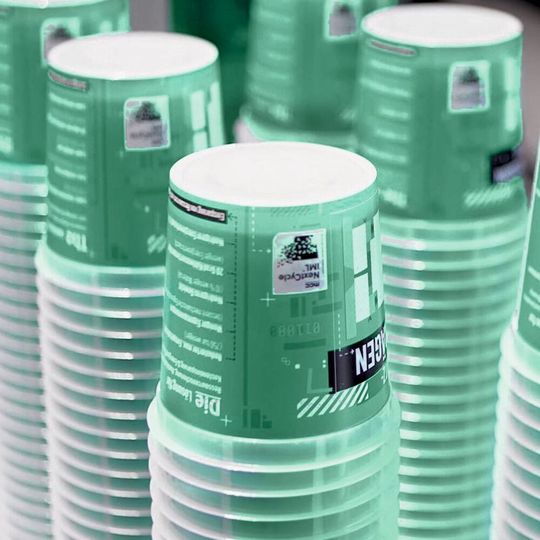 In grossen Serien produziert: Becher aus Polypropylen (PP)mit nur 0,37 mm Wanddicke und eingelegten Labels zum individuellen Zuordnen für medizinische Zwecke. In grossen Serien produziert: Becher aus Polypropylen (PP)mit nur 0,37 mm Wanddicke und eingelegten Labels zum individuellen Zuordnen für medizinische Zwecke.