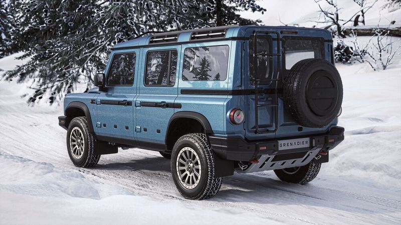 Mindestens 59.990 Euro sind für das Fahrzeug fällig. Die hier abgebildete Fieldmaster Edition kostet 68.990 Euro. (Ineos)