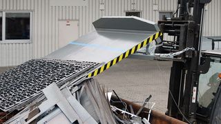 Das Kippen der Palette erfolgt per Zugseil vom Staplersitz aus. Bild: Bauer (Archiv: Vogel Business Media)