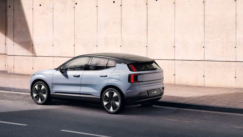 Die Überhänge sind beim EX30, hier in der Außenfarbe Cloud Blue, vorne wie hinten gleich lang. (Bild: Volvo)