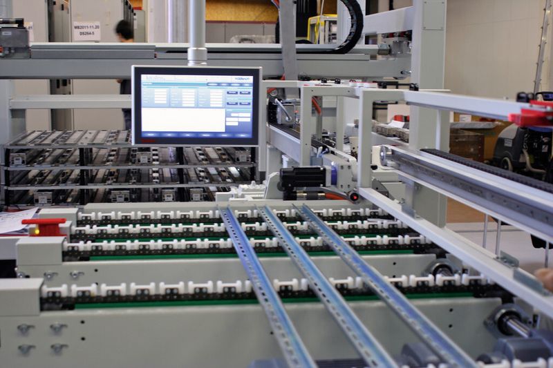 Bild 1: Schluss mit aufwendiger Handarbeit: Mit den Daten aus der Elektroplanung längt die Zuschnittmaschine die Hutschienen automatisch ab und beschriftet diese. (Bild: Kiesling)