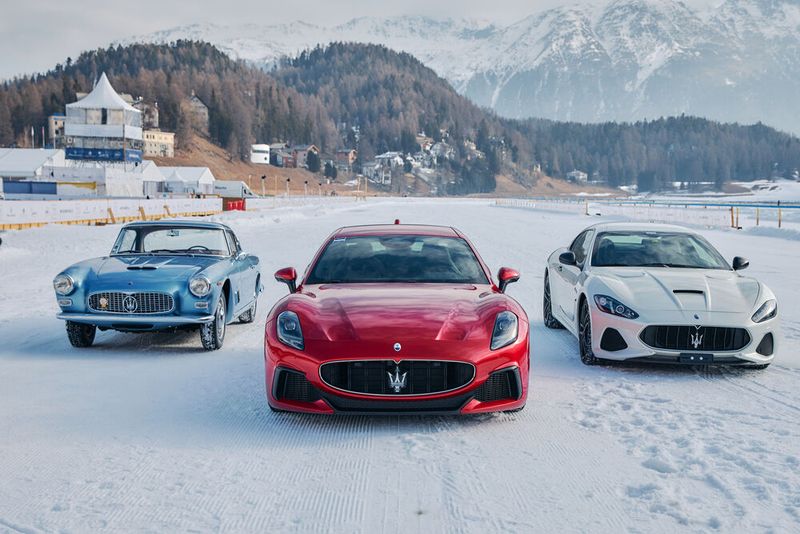 Stehen stellvertretend für die 110 Jahre Firmenjubiläumn: Die drei Generationen Supersportwagen in Form des Maserati 3500 GT Touring aus den 1950ern, des 2023er GranTurismo Trofeo und des 2007er GranTurismo. (Bild:  Maserati)