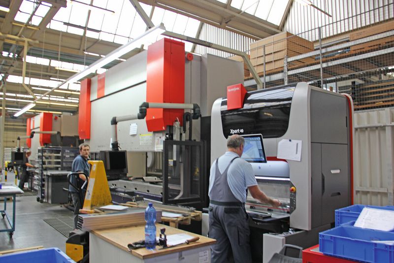 Die Abkantmaschine Xpert 40 (rechts) wirkt im Vergleich zu ihren grossen Schwestern geradezu winzig. (Bild: Itasse)
