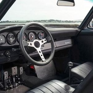 Typisch Restomod: eine bunte Mischung aus originalen und modernen (Sport-)Komponenten – siehe allen voran die Pedalerie. Und auch im Innenraum kommt jede Menge Carbon zum Einsatz.(Bild:  Kamm)