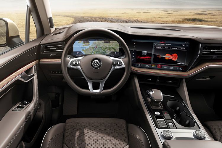 Bei der höherwertigen Version kommt das digitale Innovision Cockpit zum Einsatz: Die Anzeige vor dem Fahrerplatz ist 12 Zoll groß, der leicht zum Fahrerplatz gedrehte Touchscreen für das Top-Infotainmentsystem 15 Zoll. (VW)