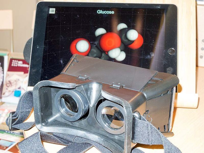 Virtuelle Realität für die Chemie im Kinderzimmer: VR-Brille visualisiert Glucose-Moleküle.   (Reinhard Kluger)