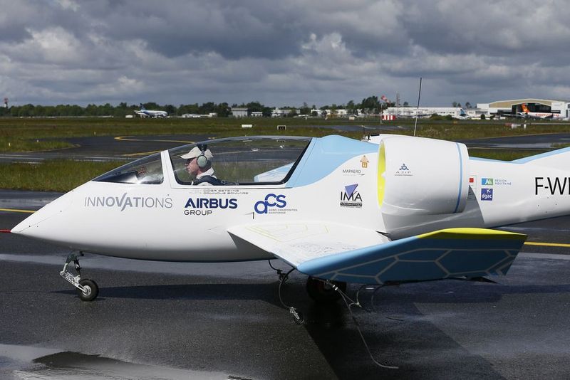 Im französischen Bordeaux absolvierte der elektrisch angetriebene E-Fan 2.0 seinen ersten öffentlichen Flug. Für Airbus ist das Trainingsflugzeug der Anfang der Elektroflugzeug-Entwicklung. ( Airbus Group)