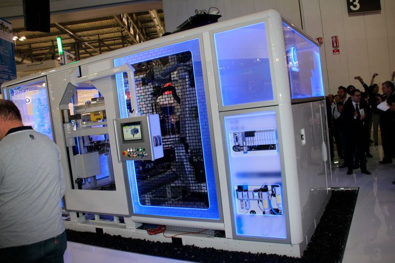 Unter anderem Gesprächsthema Nr. 1 auf dem Comau-Messestand und darüber hinaus: das Ergebnis der gemeinsamen Designstrategie zwischen Comau und CNH Industrial. Das neue Design ist eine Abkehr vom vertrauten Erscheinungsbild herkömmlicher industrieller Automatisierungssysteme in Produktionsstätten. Es ist ein futuristischer Vorschlag, von dem sowohl Comau als auch das Designteam von CNH Industrial hoffen, dass er einen Wandel in der traditionellen Produktionsumgebung hinsichtlich Qualität, Präzision, Sauberkeit und Ästhetik bewirkt. (Bild: Sonnenberg)