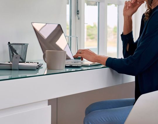 Seit der Coronakrise ist das remote Arbeiten aus dem Homeoffice kaum noch wegzudenken. Allerdings wird darüber diskutiert, ob es nicht sinnvoller ist, das Ganze wieder zurückzufahren. Doch davon ist keine Spur zu finden, wie eine Studie offenbart ...(Bild:  R. Zwillmer)