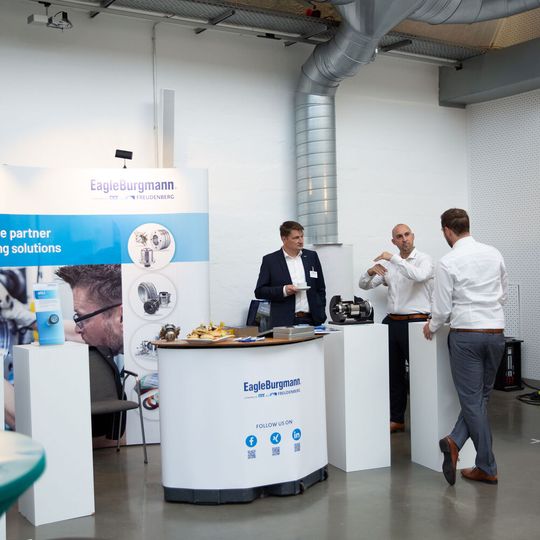 Dichtungsexperten unter sich: Eagle Burgmann, Spezialist für Gleitringdichtungen, war auch bei den Förderprozess-Foren im letzten Jahr dabei.(Bild:  Oxana Gruber Photography)