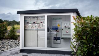 Mit ihr wird das Stromnetz smart: Die intelligente Ortnetzstation des Ingenieurbüros Pfeffer ermöglicht mit Komponenten von Wago das Messen, Steuern, Regeln und Fernwirken. (Wago)