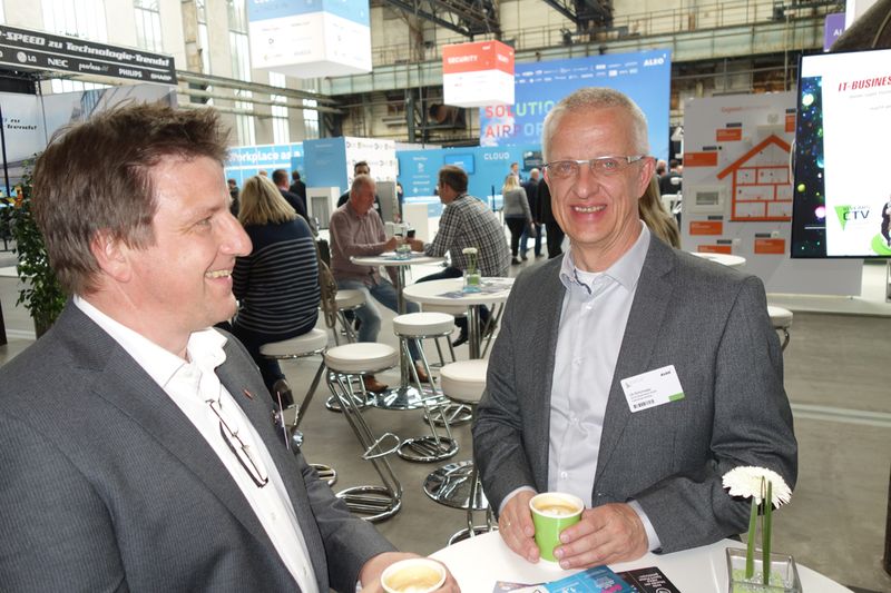 Der Willi Hofbauer und Uli Rohrmeier, ALSO, sind extra für einen Cappuccino aus Niederbayern nach Bochum gekommen. (Bild: IT-BUSINESS)