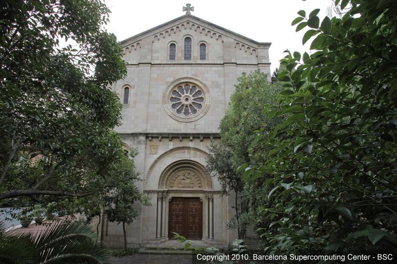 MareNostrum (lateinisch für „unser Meer“, eine alte Bezeichnung für das Mittelmeer) ist ein Supercomputer an der Universitat Politècnica de Catalunya in Barcelona. Der IBM-Cluster ist in eine säkularisierte Kapelle eingebaut und von hohen Glaswänden umgeben. (Barcelona Supercomputing Center - BSC)