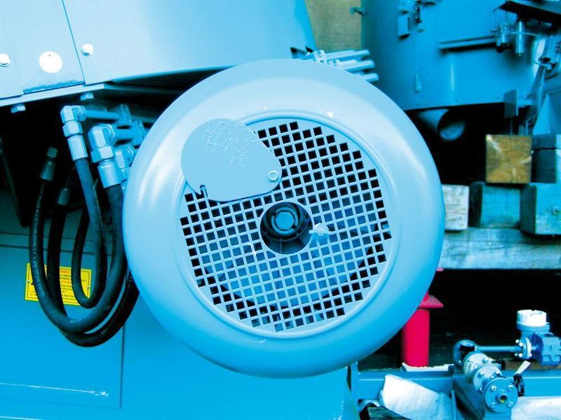Bild 3: Zum Drehen der Motorwelle wird ein Momentschlüssel auf den Sechskant des Adapters gesteckt. Dabei muss der Lüfterschutz nicht abgenommen werden. Bilder: MBO Oßwald (Archiv: Vogel Business Media)