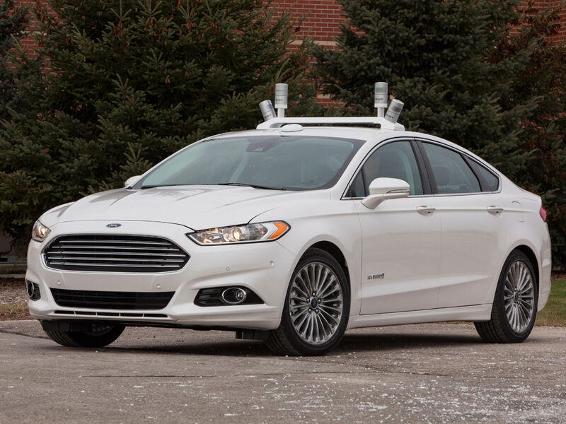 Ford hat die neueste Version seines fahrerlosen Fusion Hybrid enthüllt: mit über vier LIDAR-Systemen auf dem Dach und einer 360-Grad-Kamera. (Bild: Ford)