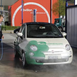 Selbst ein Swisscleandrive muss gelegentlich zur Wäsche, die Geschäftsleiter Martin Bolliger persönlich vornimmt: „Wir wollen unsere Kunden nicht zur Genügsamkeit erziehen, sondern ihnen das Produkt liefern, das sie sich wünschen.“