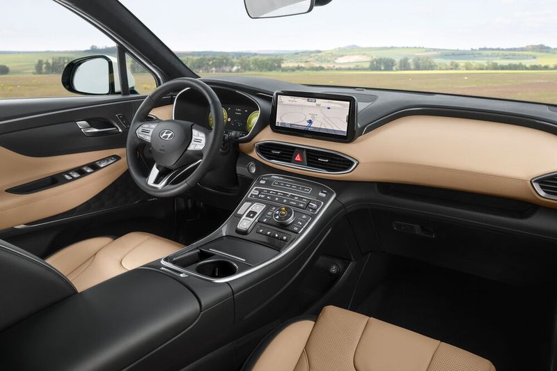 Innen präsentiert sich der Hyundai Santa Fe eigentlich wie ein neues Auto. (Bild: Hyundai)