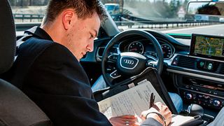 Das teilautomatisierte Fahren soll vorrangig den Fahrer entlasten. Wie gut das bereits funktioniert, konnte »Automobil Industrie« bei einer Testfahrt auf der A9 zwischen Ingolstadt und Greding erfahren. Im Bild unser Redakteur Thomas Günnel. (Foto: Bernhard Huber)