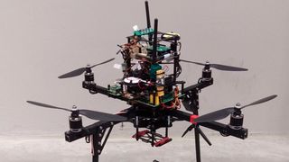 Flugbereit: Der Emqopter mit integriertem Autopilot kurz vor dem Abheben. (Bild: Emqopter GmbH)