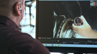 Der Technikexperte des Importeurs steuert den Roboter über einen PC. (Foto: kfz-betrieb)