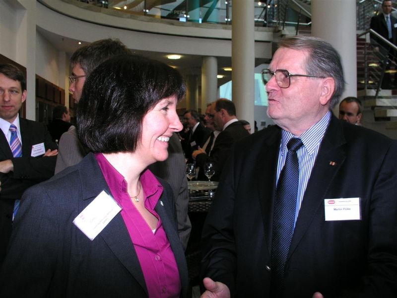 Dr. Christine Maul, Bayer Technology Services (BTS), kurz vor ihrem Interview mit PROCESS WebTV im Gespräch mit Professor Dr. Martin Polke.  (Archiv: Vogel Business Media)