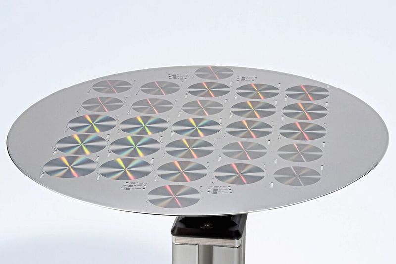 Mikro-Gaschromatographiesäulen (µ-GC-Säulen) in einen 200 mm Siliziumwafer geätzt. Die Säulen werden mit einem zweiten Wafer mittels eines Wafer-Bond-Prozesses geschlossen und anschließend vereinzelt. Danach erfolgt die Funktionalisierung mit einer stationären Phase, analog zu konventionellen GC-Säulen. (Bild: Fraunhofer IPMS)