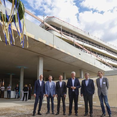 Opel feierte das Richtfest seiner neuen Zentrale in Rüsselsheim. v.l.n.r.: Ralf Wangemann (Opel), Jan van Geet (VGP), Ralf Huettl, Oberbürgermeister Patrick Burghardt (Stadt Rüsselsheim), Daniel Sigmann (VGP) und Simon Valerius (Stadt Rüsselsheim).  (Bild: Opel)