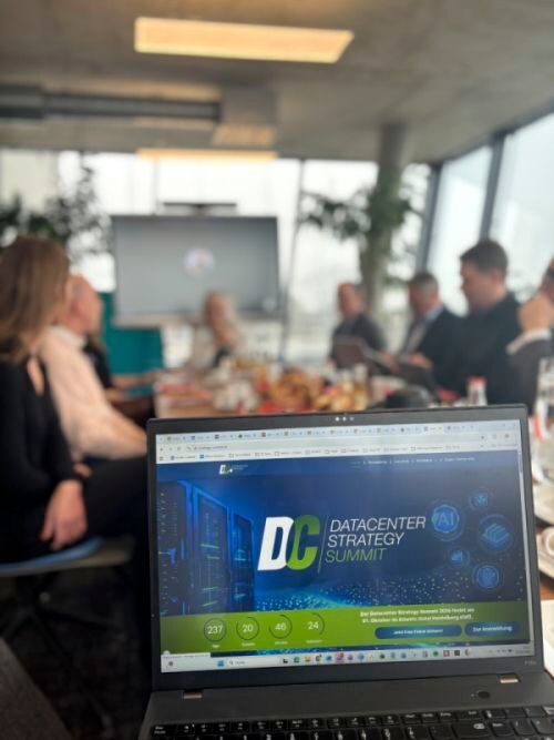 Die Diskussionsrunde des Programmbeirats bündelte Perspektiven auf Infrastruktur, Kühlung, Hardware-Beschaffung und strategische Zukunftsthemen im Rechenzentrum.(Bild:  Vogel IT-Medien)