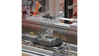 Ein Schritt zu Industrie 4.0: Das Bauteil sendet per RFID seine Daten an die Maschine, damit diese die nächsten Bearbeitungsschritte weiß. (Bild: Stefanie Michel)