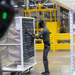 Figure 03 im Einsatz: Dank taktiler Sensoren und Kameras in den Händen sequenziert der Roboter angelieferte Bauteile für die Montage.(Bild:  BMW)