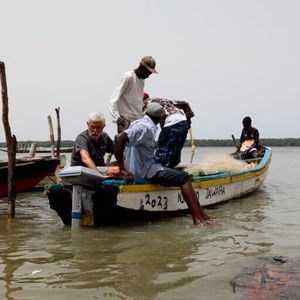 Mittels Photovoltaik wird elektrischer Strom erzeugt, der in mobilen, tragbaren Lithium-Batterien gespeichert wird, die die Bewohner vor Ort als individuelle Stromquelle nutzen können. (Bild:  Volta View Africa)