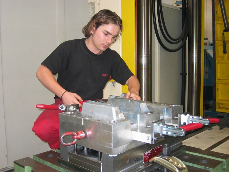 Bild 1: Spritzgießwerkzeug auf der Tuschierpresse. Modulbauweise und Rapid-Tooling-Verfahren wie Lasercusing bilden die Basis für die schnelle Fertigung. (Archiv: Vogel Business Media)