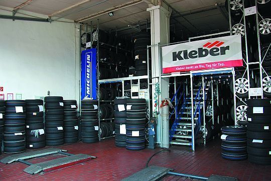 2010 lagerte das Autohaus Klein in seinem Reifenhotel rund 1.000 Rädersätze ein. Um die Zeit beim Räderwechsel und die Wege der Mitarbeiter zu verkürzen, installierte der Betrieb dort drei Hebebühnen und eine Reifenwaschanlage. Eigenständige Teams sind für das Räderwechselgeschäft verantwortlich. (Rubbel)