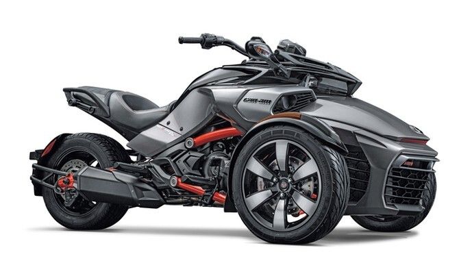 Red Dot Award 2015 - Roadster Can-Am Spyder F3 von BRP: Der dreirädrige Roadster Can-Am Spyder F3 ist als Cruiser konzipiert. Gleichzeitig wurde bei der Gestaltung Wert auf ein eigenständiges Erscheinungsbild gelegt, um ihn von anderen Cruisern zu differenzieren. Seine Bauweise ermöglicht eine hohe Leistung und ergonomischen Komfort bei einer tiefen Fahrposition. Für umfassende Sicherheit bietet der Spyder F3 Stabilität im Stand und beim Fahren. Stimmige Proportionen, fließende Linien und eine markante Formensprache prägen den lässigen und zugleich dynamischen Gesamteindruck des Roadsters mit Cruiser-Anleihen. (Bild: Red Dot)