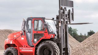 Off-road: Diesel-Geländestapler FD30 RT4 (4×4) mit zuschaltbarer Hinterachse, Differenzialsperre, Pendelachse, guter Steigfähigkeit, hoher Bodenfreiheit und ergonomischem Schutz-Cockpit. (Goodsense)