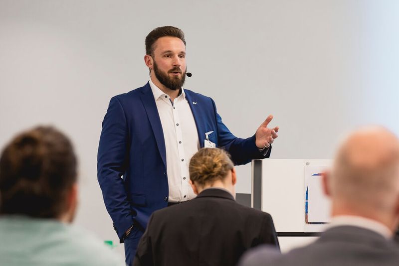 Reinstwasser als Basis der Wasserstoffwirtschaft: Envirofalk-Manager Lenz erklärt die Grundlagen effizienter Elektrolyse. Der Wasserexperte macht deutlich, warum Wasseraufbereitung der Schlüssel zum Erfolg der H2-Revolution ist. (Bild: Stefan Bausewein)