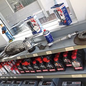 „Was sind typische Komponenten, die an meinem Fahrzeug kaputt gehen, und wie sehen die eigentlich aus?“ Ein Griff ins „Defektteileregal“ genügt, und schon sieht König Kunde, worum es geht. (Bild:  Dominsky/»kfz-betrieb«)