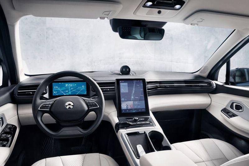 Innen bietet der Wagen ein aufgeräumtes Cockpit mit zwei großen Displays. (Bild: Nio)