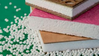 Ergebnisse erster Vorversuche zur Herstellung eines Verbunds aus PLA-Schäumen und verschiedenen Deckschichten zeigen die prinzipielle Machbarkeit des Prozesses und das Potenzial des multifunktionalen Bio-Leichtbaumaterials. Hier zu sehen (von unten nach oben): XPLA-Schaum mit Buchenholzfurnier, EPLA-Schaum mit PLA-Folie kaschiert, XPLA-Schaum mit strohfasergefüllten PLA-Decklagen (Bild: Fraunhofer ICT)