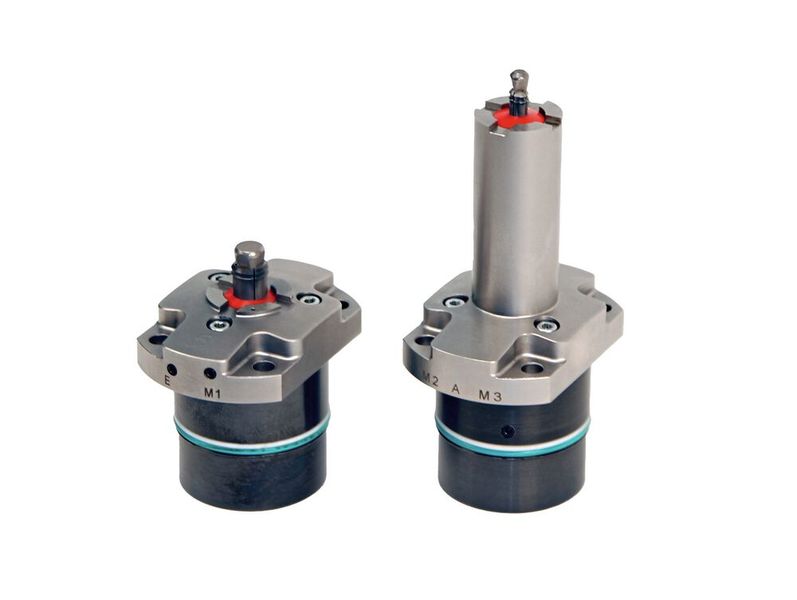 Beim platzsparenden axialen Spannen und Positionieren helfen kompakte Roemheld-Bohrungsspanner, die sehr nah an der Werkstückkontur platziert werden können. (Bild: Roemheld)