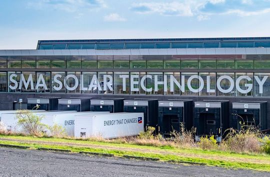 Alles andere als gut, läuft es seit einiger Zeit nichzt so super. Wie so viele, in diesen Zeiten, muss auch der Spezialist für Wechselrichter nun Sparmaßnahmen einleiten, um handlungsfähig zu bleiben. Das schließt Stellenstreichungen leider nicht aus, wie das Management informiert.(Bild:  SMA Solar)