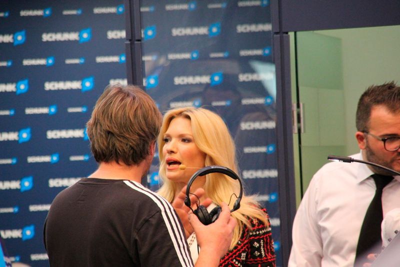 Vorbereitungen auf dem Schunk-Messestand: Gleich beginnt die Talkrunde zwischen der Sky Champions League Chefreporterin Jessica Kastrop, dem Weltklassetorhüter und Schunk-Markenbotschafter Jens Lehmann gemeinsam mit seinem einstigen WM- und Champions-League-Rivalen Gianluca Zambrotta sowie seinem unvergessenen Nationaltrainer Rudi Völler. (Bild: Sonnenberg)