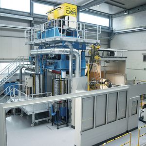 Bild 2: Zur Fertigung von Kofferraumladeböden besteht eine Komplettanlage aus Preforming, Robotertechnik, Presse und Sprühkabine.