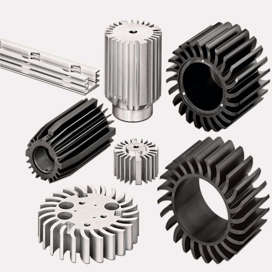 Bei mechanisch bearbeiteten Kühlkörpern lässt sich der Montagering direkt aufschrauben und der Kühlkörper als Leuchtengehäuse verwenden.(Bild:  Fischer Elektronik)