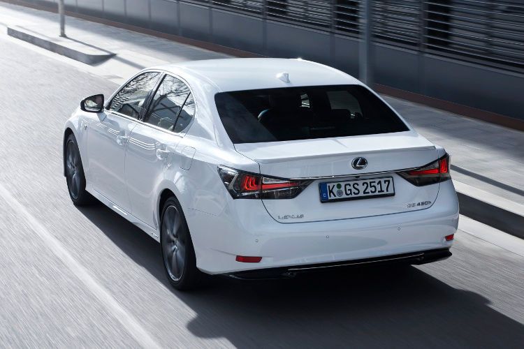 Der Fahrer sollte von überdurchschnittlicher Begeisterung für Technik, in diesem Fall den fortschrittlichsten Antrieb, getragen sein und die Bereitschaft mitbringen, die Möglichkeiten und Fähigkeiten dieses Antriebskonzepts durch eine grundlegende Anpassung seines Fahrstils zu erschließen. (Foto: Lexus)