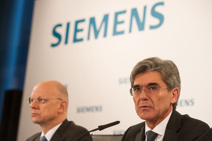 Pressekonferenz der Siemens AG für das erste Quartal 2015 in der Olympiahalle in München (von links nach rechts): Dr. Ralf P. Thomas, Mitglied des Vorstands der Siemens AG und Leitung Finance and Controlling und Joe Kaeser, Vorsitzender des Vorstands der Siemens AG (Bild: Siemens AG)