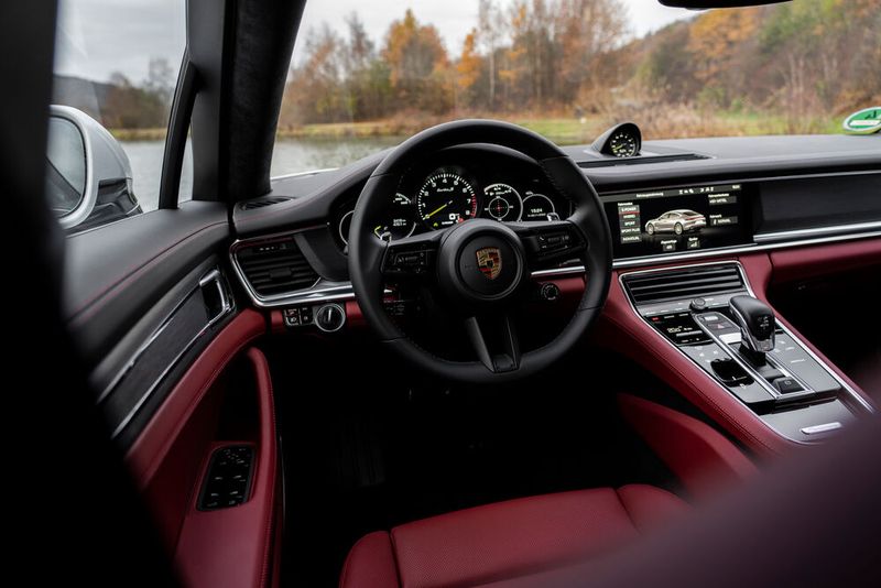 Das überarbeitete Cockpit mit seinen klaren Anzeigen und logisch platzierten Schaltern ist ein Genuss. (Bild: Porsche)