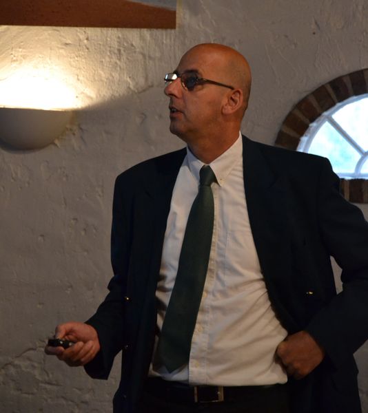 Im Rahmen des internationalen ICE Programms können lokale Einsatzkräfte im Notfall die Hilfe von Spezialisten aus der Chemiebranche anfordern, so Macco Korteweg Maris vom niederländischen Chemieverband VNCI.  (PROCESS)